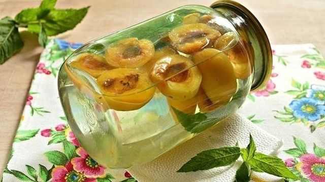 Компот из абрикосов на зиму: 13 простых рецептов с косточками и без с фото