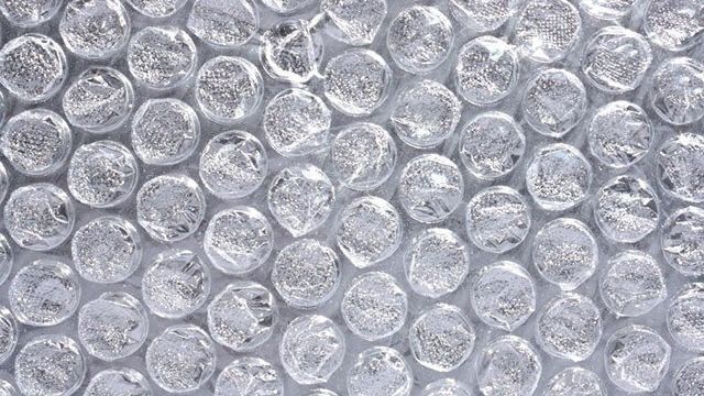 Особенности пленки воздушно-пузырьковой: преимущества и выбор материала для теплиц и парников