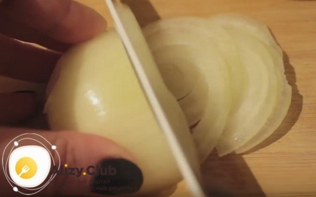 Сколько нужно нарезать лука для поджарки картофеля