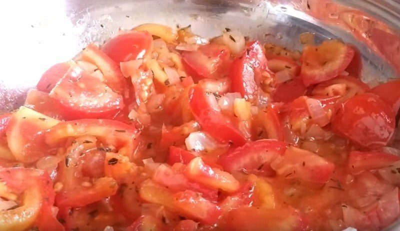 Крупно нарезанная тушеная капуста без томатной пасты