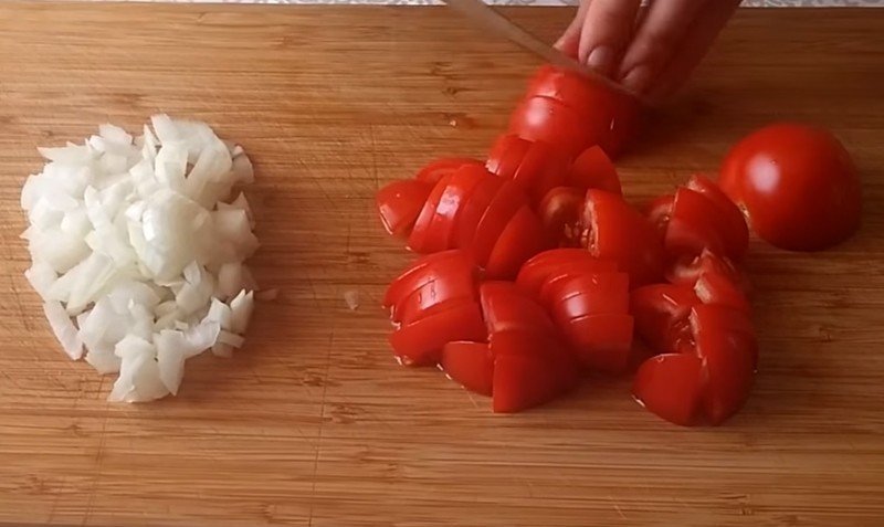 Нарезанные помидоры и лук фотз
