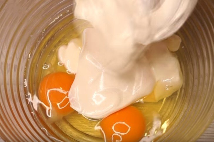 Яйца со сметаной