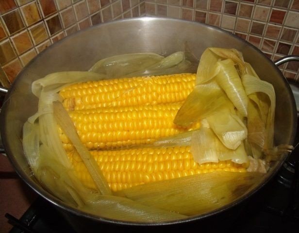 Кукуруза в початках варёная кукуруза