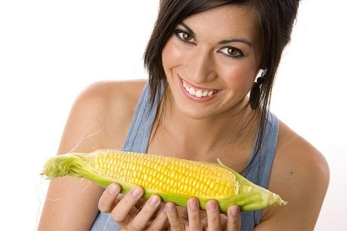 Девушка с початком кукурузы