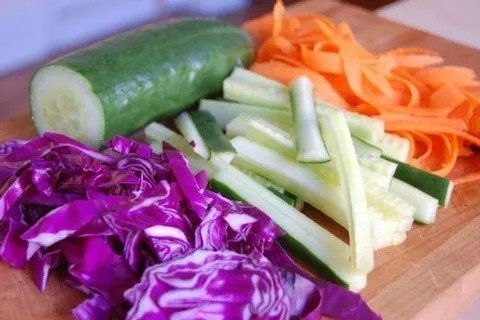 Салат из краснокочанной капусты свежей с уксусом и морковью