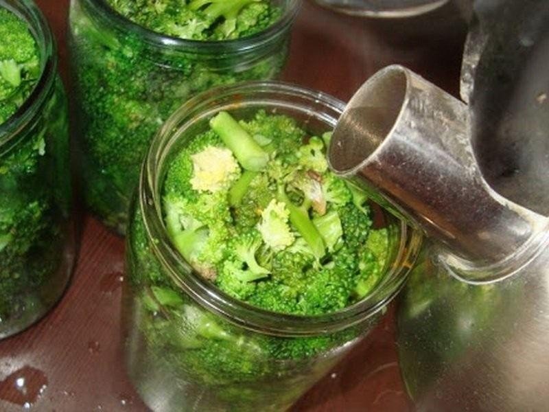 Залить брокколи маринадом
