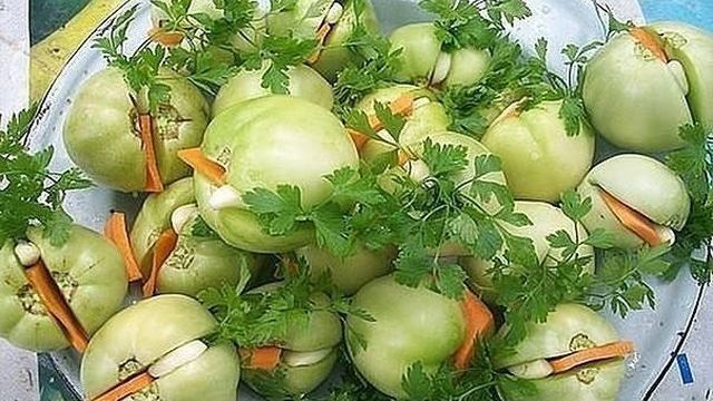 Простой рецепт мелких зеленых маринованных помидоров