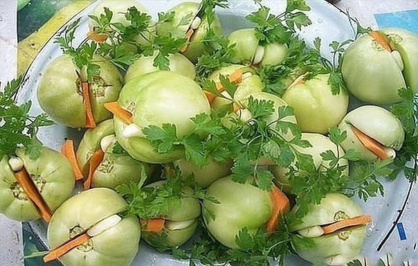 Зеленые фаршированные помидоры по грузински