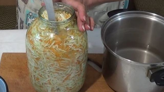 Рецепт маринованной капусты с чесноком на зиму