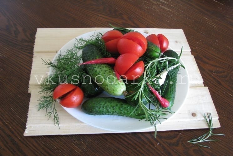 Огурцы помидоры зеленый салат укроп петрушка