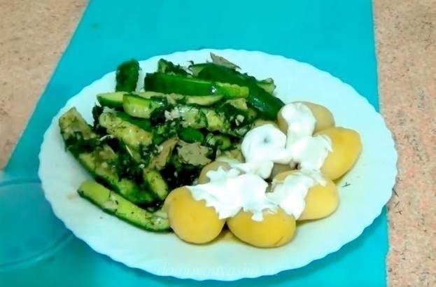Стручковая фасоль креветки яйцо огурец салат