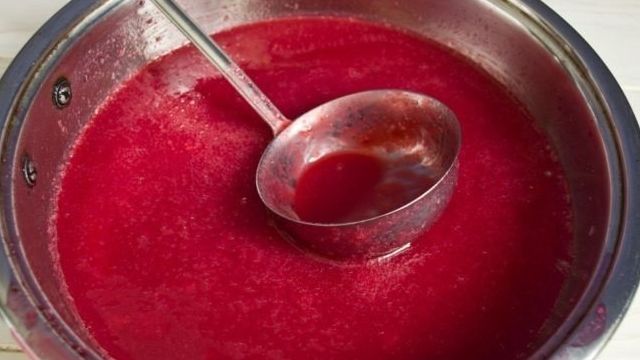 Протертая красная смородина на зиму с сахаром без варки: лучшие рецепты и пропорции для заготовки, что можно приготовить в блендере