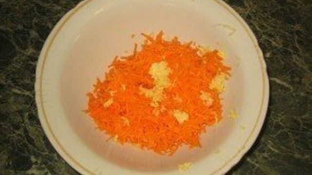 Свежая морковь с чесноком и майонезом